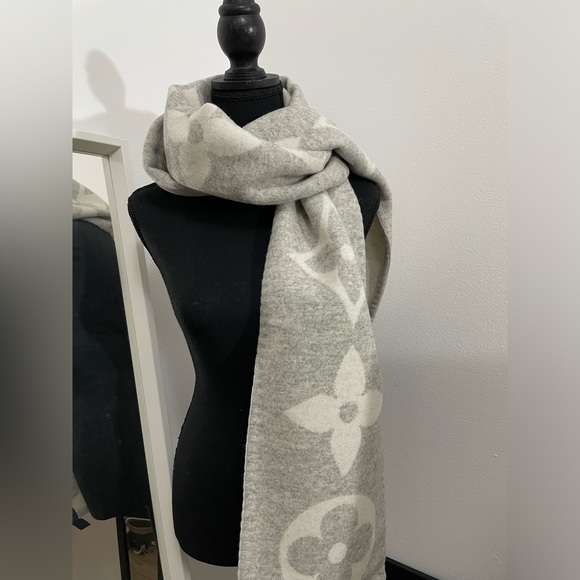 LV Sweet Dreams cashmere Scarf - Picture 1 of 8